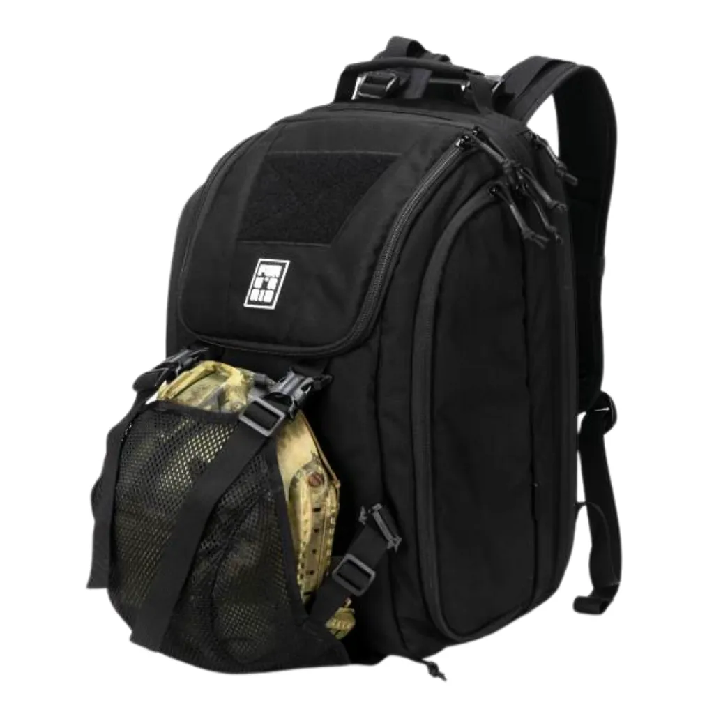 תיק מחלץ אישי שחור עם קסדה.webp